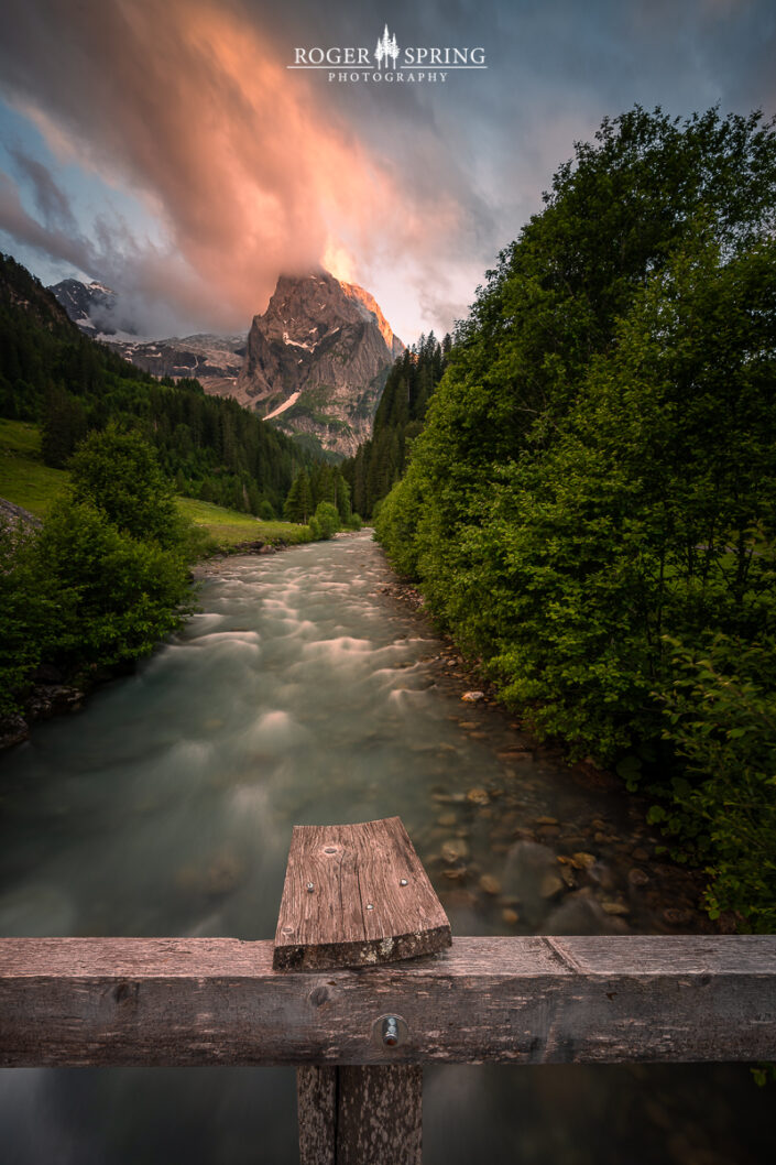 Rosenlaui Berner Oberland Schweiz Alpen Berge Wolken Wasser Bergbach